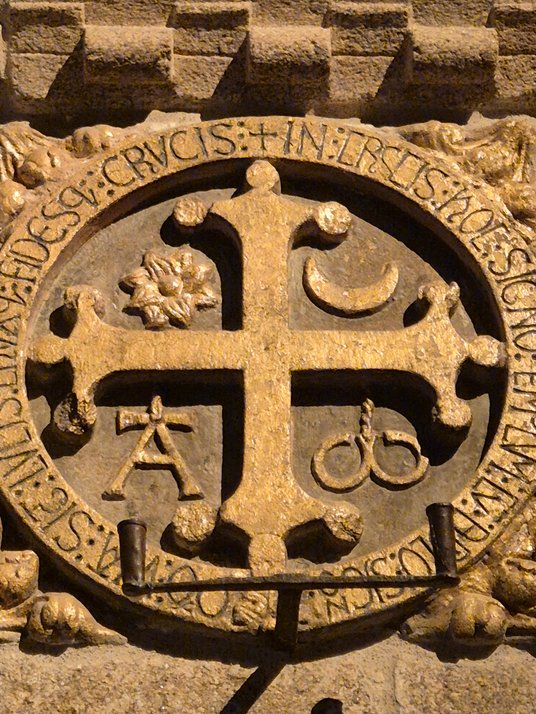 Krzyż w katedrze św. Jakuba z inskrypcją: „Znak zbawienia, w którym jest życie i śmierć”