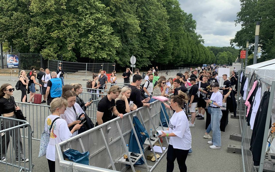 Fani kupowali płyty i koszulki