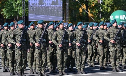 Przysięga wojskowa żołnierzy dobrowolnej zasadniczej służby wojskowej na Placu Apelowym Akademii Woj