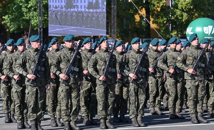 Przysięga wojskowa żołnierzy dobrowolnej zasadniczej służby wojskowej na Placu Apelowym Akademii Woj