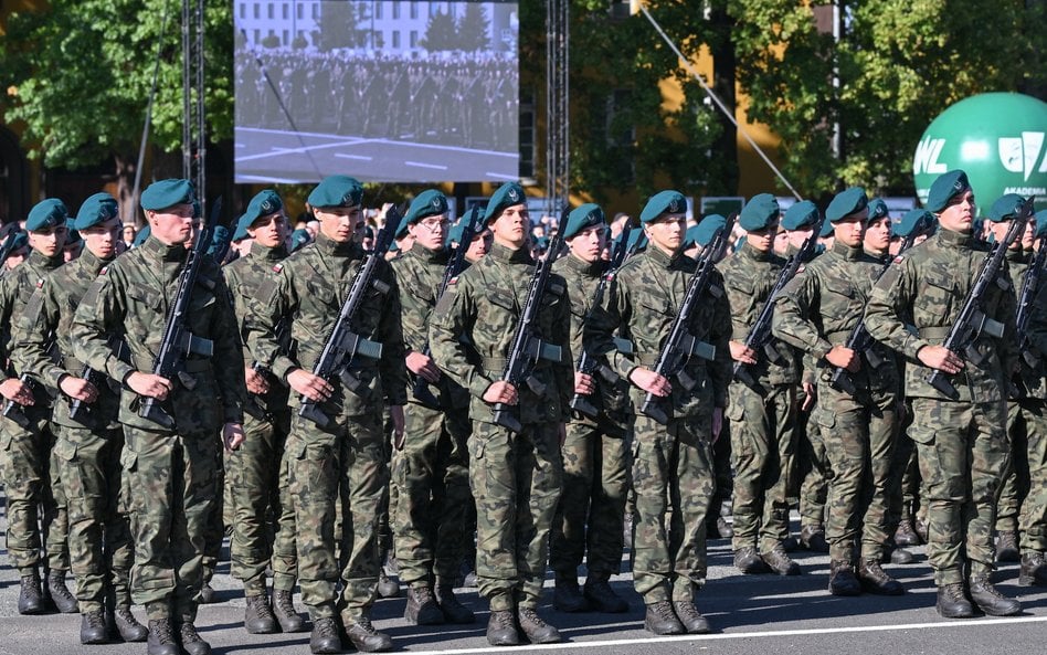 Przysięga wojskowa żołnierzy dobrowolnej zasadniczej służby wojskowej na Placu Apelowym Akademii Woj