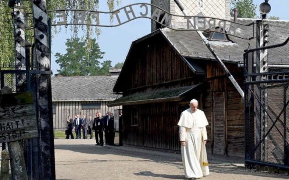 W piątek papież w milczeniu odwiedził obóz w Auschwitz