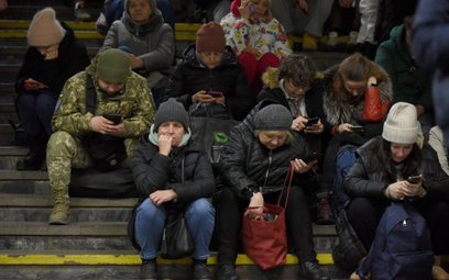 Mieszkańcy obwodu kijowskiego w metrze, w czasie alarmu przeciwlotniczego