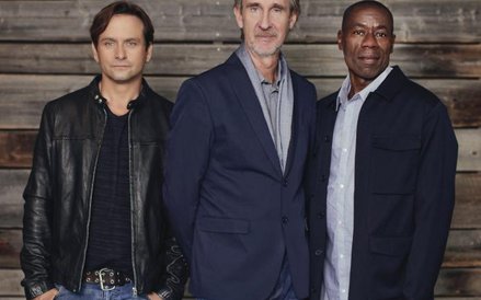Mike Rutherford (w środku) i jego partnerzy z The Mechanics: Tim Howar (z lewej) i Andrew Roachford.
