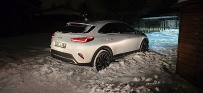 Policjanci najpierw dyskretnie obserwowali wytypowaną posesję, aby upewnić się, że auto faktycznie t