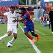 Piłkarz Rakowa Częstochowa Erick Ouma (P) i Mathieu Acapandine (L) z Hajduka Split podczas rewanżowe