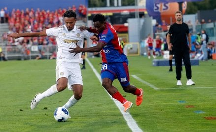 Piłkarz Rakowa Częstochowa Erick Ouma (P) i Mathieu Acapandine (L) z Hajduka Split podczas rewanżowe