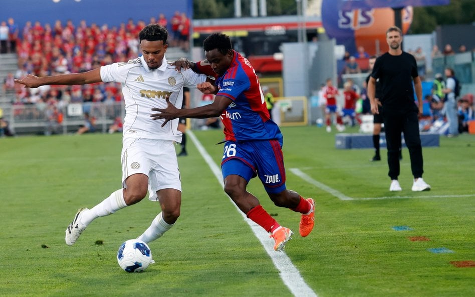 Piłkarz Rakowa Częstochowa Erick Ouma (P) i Mathieu Acapandine (L) z Hajduka Split podczas rewanżowe