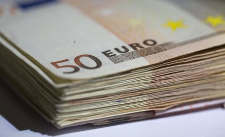 W po­nie­dzia­łek Eu­ro­pej­ski Bank Cen­tral­ny roz­po­czął, ocze­ki­wa­ny od daw­na, skup ob­li­ga