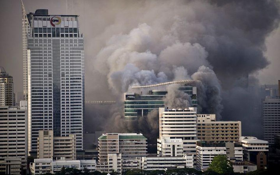 Wojsko rozbija protesty, Bangkok płonie
