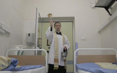 Namaszczenie przez katolickiego kapelana nieprzytomnego, będącego w śpiączce farmakologicznej pacjen