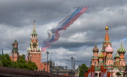 Rosyjskie Su-25 przelatują nad Kremlem podczas próby przed paradą wojskową z okazji Dnia Zwycięstwa