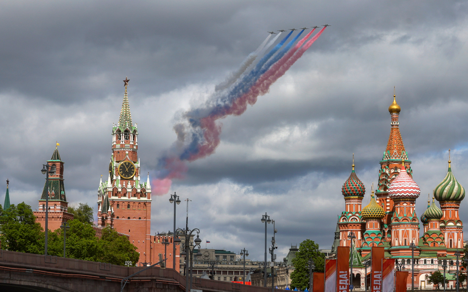 Rosyjskie Su-25 przelatują nad Kremlem podczas próby przed paradą wojskową z okazji Dnia Zwycięstwa