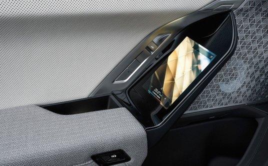 Pilot zamontowany w tylnych drzwiach, który służy do sterowania głównym ekranem.