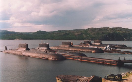 Pięć z sześciu zbudowanych Akuł w bazie Zapadnaja Lica na Dalekiej Północy ZSRS.