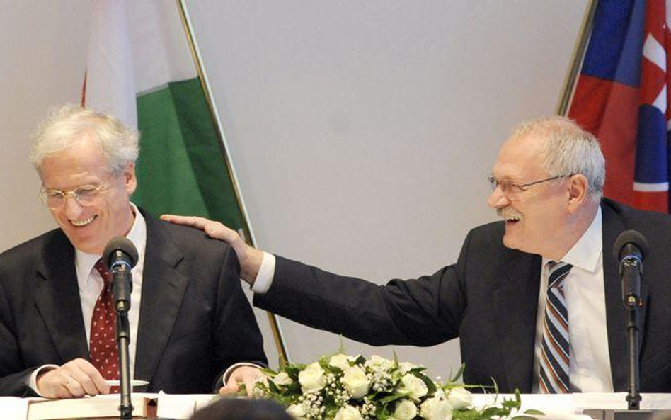Węgierski prezydent Laszlo Solyom (z lewej) i jego słowacki odpowiednik - Ivan Gaszparovicz