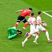 Wojciech Szczęsny fauluje Marcela Sabitzera. Z rzutu karnego Marko Arnautović strzelił na 3:1 dla Au