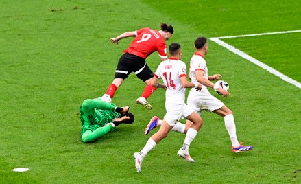 Wojciech Szczęsny fauluje Marcela Sabitzera. Z rzutu karnego Marko Arnautović strzelił na 3:1 dla Au