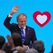 Donald Tusk jeszcze czeka z rozwiązaniem stołecznych struktur KO