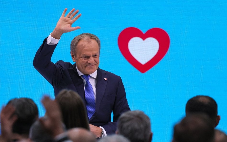 Donald Tusk jeszcze czeka z rozwiązaniem stołecznych struktur KO