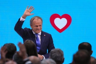 Donald Tusk jeszcze czeka z rozwiązaniem stołecznych struktur KO