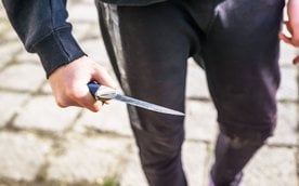 Nocny atak w autobusie. Dwaj pasażerowie z ranami szyi i klatki piersiowej