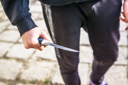 Nocny atak w autobusie. Dwaj pasażerowie z ranami szyi i klatki piersiowej