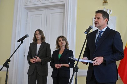 Rafał Trzaskowski oraz nowe wiceprezydentki stolicy Magdalena Młochowska i Izabela Marcewicz-Jendrys