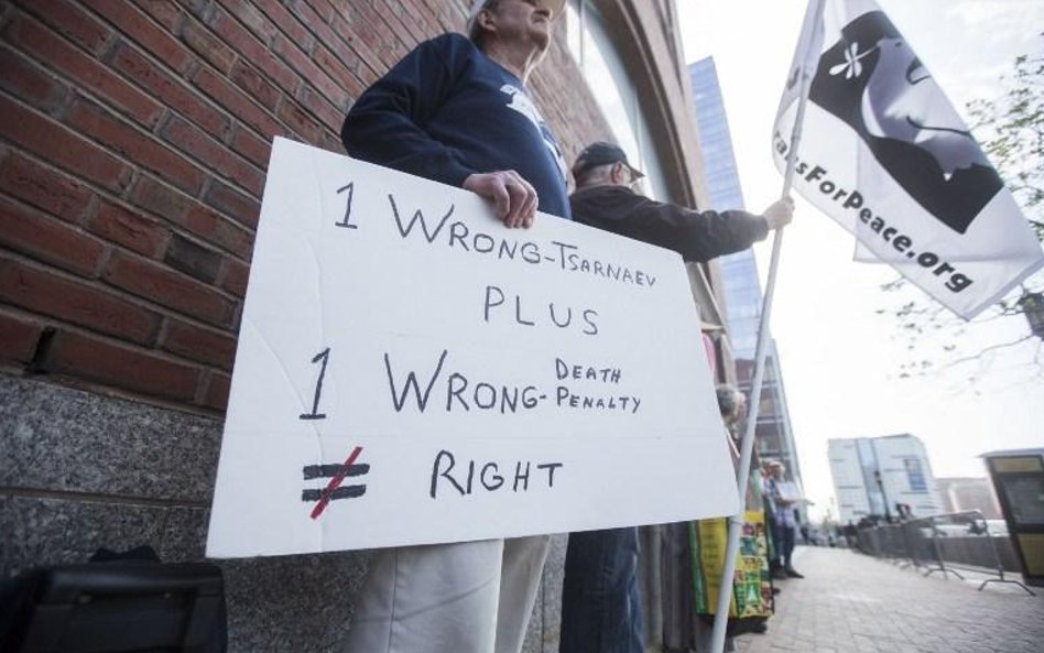 Przeciwnicy kary śmierci demonstrujący przed budynkiem sądu w Bostonie