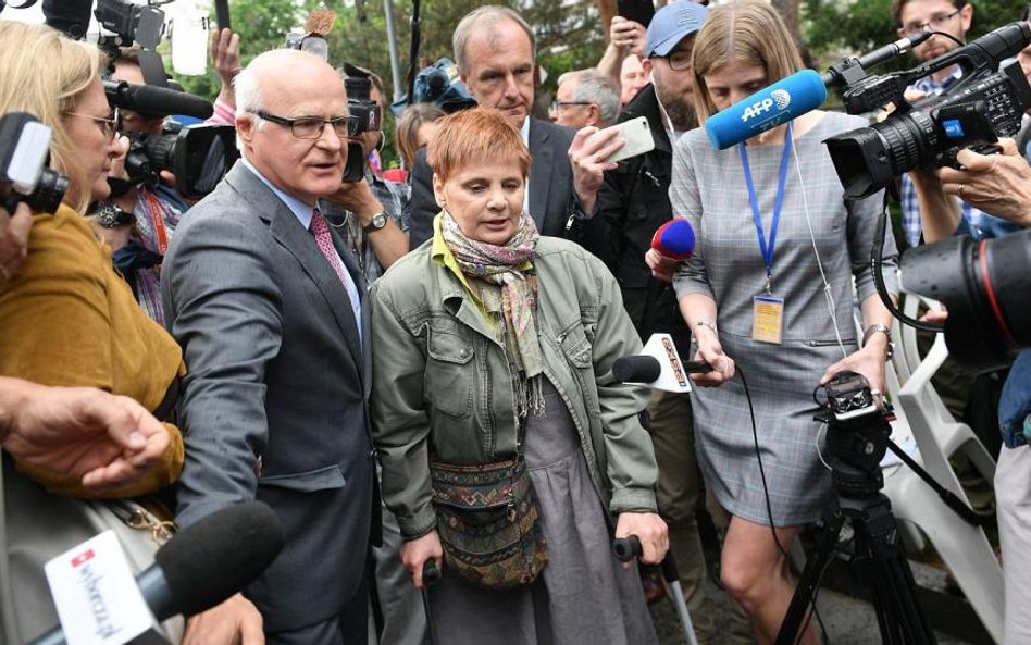 Z Janiną Ochojską protestujący mogli porozmawiać tylko przez telefon