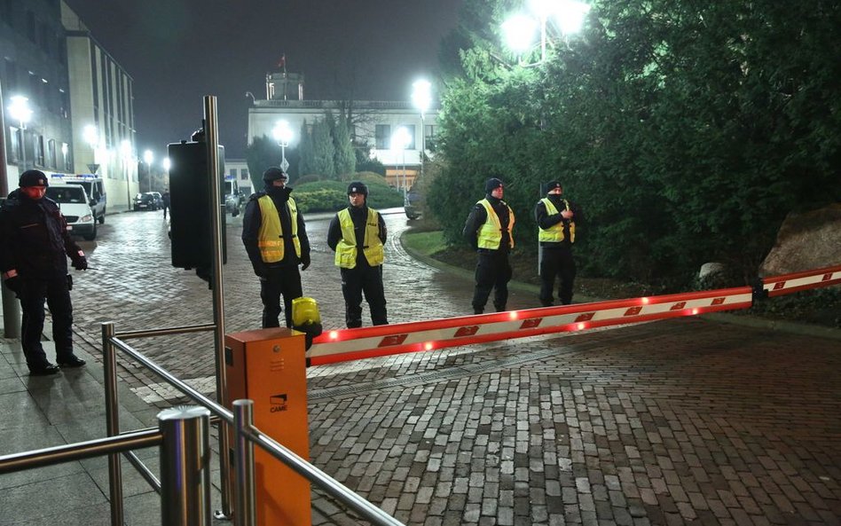 Policja użyła siły przed Sejmem. Przestawiano protestujących