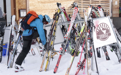 Szwajcaria wspiera narciarzy ekologicznych. Zniżki na karnety i scyzoryki
