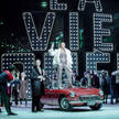 „La Boheme” – scena zbiorowa z II aktu, z napisem w tle