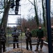 Nowi poborowi francuskiej armii ćwiczą w ośrodku w Fontainebleau pod Paryżem