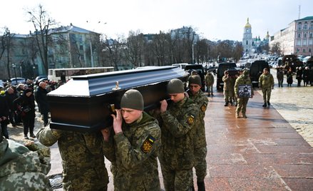 Ukraina o swoich obrońcach nie zapomina. Na zdjęciu uroczystości pogrzebowe Maksyma Mychajłowa, Juri