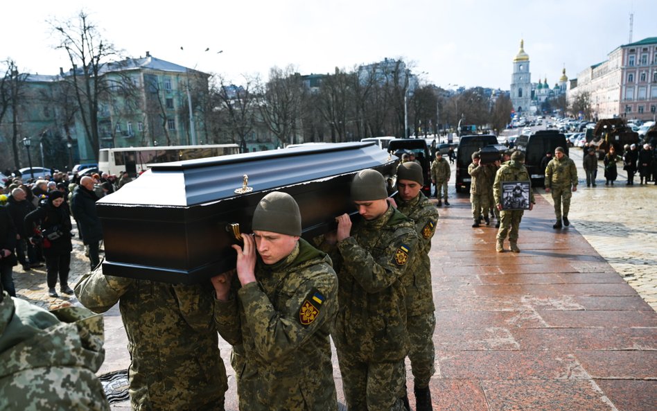 Ukraina o swoich obrońcach nie zapomina. Na zdjęciu uroczystości pogrzebowe Maksyma Mychajłowa, Juri