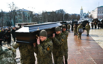 Ukraina o swoich obrońcach nie zapomina. Na zdjęciu uroczystości pogrzebowe Maksyma Mychajłowa, Juri