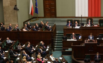 Sondaż: PiS traci, PO zyskuje