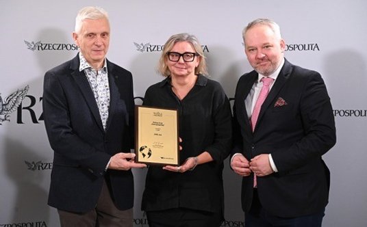 Krzysztof Ławicki pełnomocnik zarządu ds. ESG oraz Karolina Goźlińska z AMS SA odbierali nagrodę „Zi