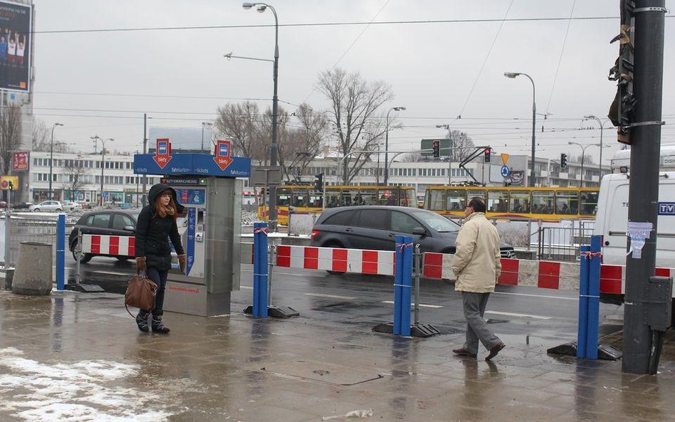 Mniej zabitych i rannych na drogach