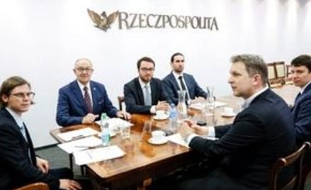 Czarne chmury nad wiatrakami