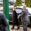 Prezes PiS Jarosław Kaczyński (C) w drodze na konferencję "Odpowiedzialność przedsiębiorców za Polsk