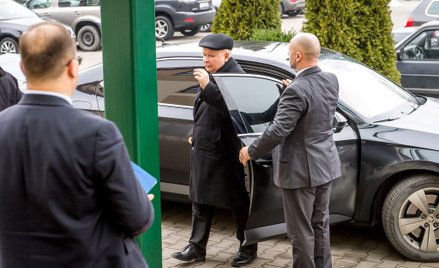 Prezes PiS Jarosław Kaczyński (C) w drodze na konferencję "Odpowiedzialność przedsiębiorców za Polsk