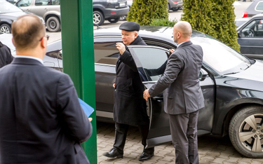 Prezes PiS Jarosław Kaczyński (C) w drodze na konferencję "Odpowiedzialność przedsiębiorców za Polsk