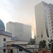 Dym nad budynkiem uszkodzonym w wyniku izraelskich ataków w Teheranie