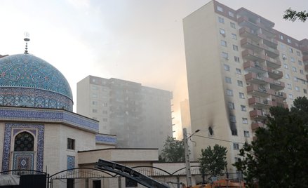 Dym nad budynkiem uszkodzonym w wyniku izraelskich ataków w Teheranie