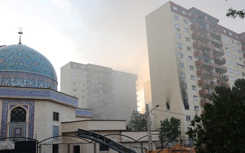 Dym nad budynkiem uszkodzonym w wyniku izraelskich ataków w Teheranie