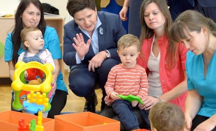 Premier Beata Szydło wśród dzieci, czyli przekuwanie programu Rodzina 500+ w medialny sukces.
