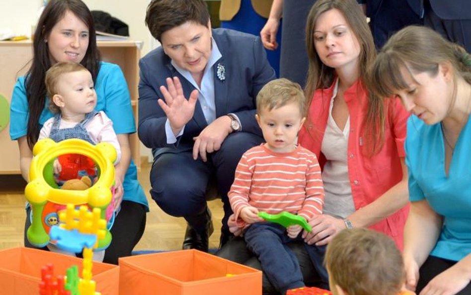 Premier Beata Szydło wśród dzieci, czyli przekuwanie programu Rodzina 500+ w medialny sukces.