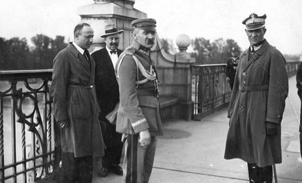Józef Piłsudski z Gustawem Orlicz-Dreszerem na Moście Poniatowskiego tuż po spotkaniu z prezydentem 